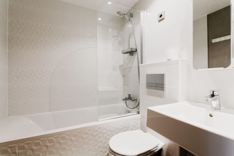 Comfort Twin Room, Non Smoking | Bathroom | Free toiletries, hair dryer, towels