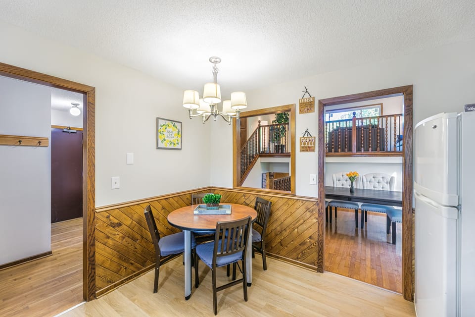 Smaller dining table in the kitchen area!