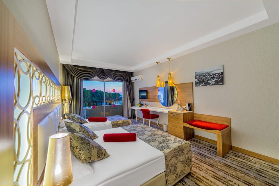 Minibar, in-room safe, laptop workspace, blackout drapes