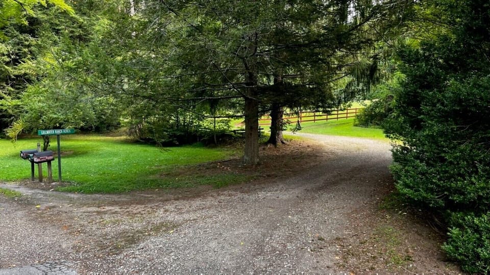 Entrance to Lullwater Ranch Acres Driveway