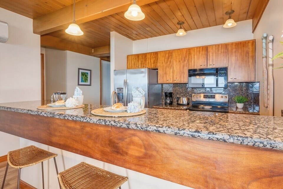 Spacious bar counter, perfect for a quick breakfast