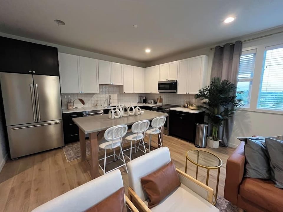 Building Lobby &amp; Kitchen