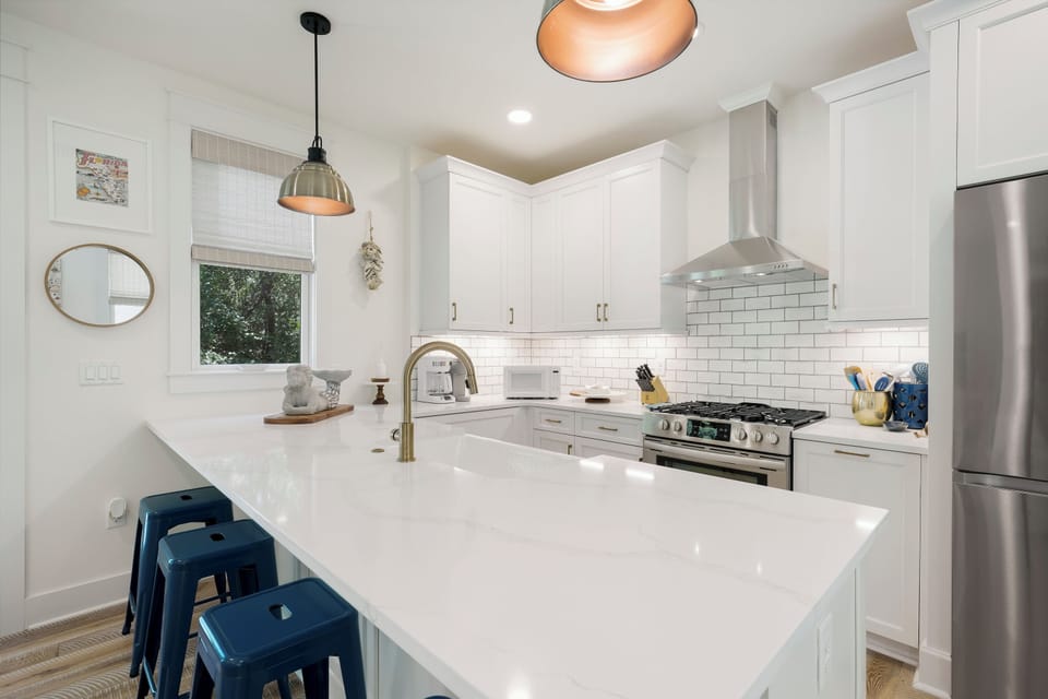 INCREDIBLE MODERN KITCHEN W/BAR SEATING FOR FOUR