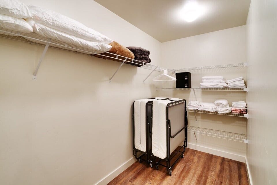 Walk In Closet - 2 Twin Rollaway Beds