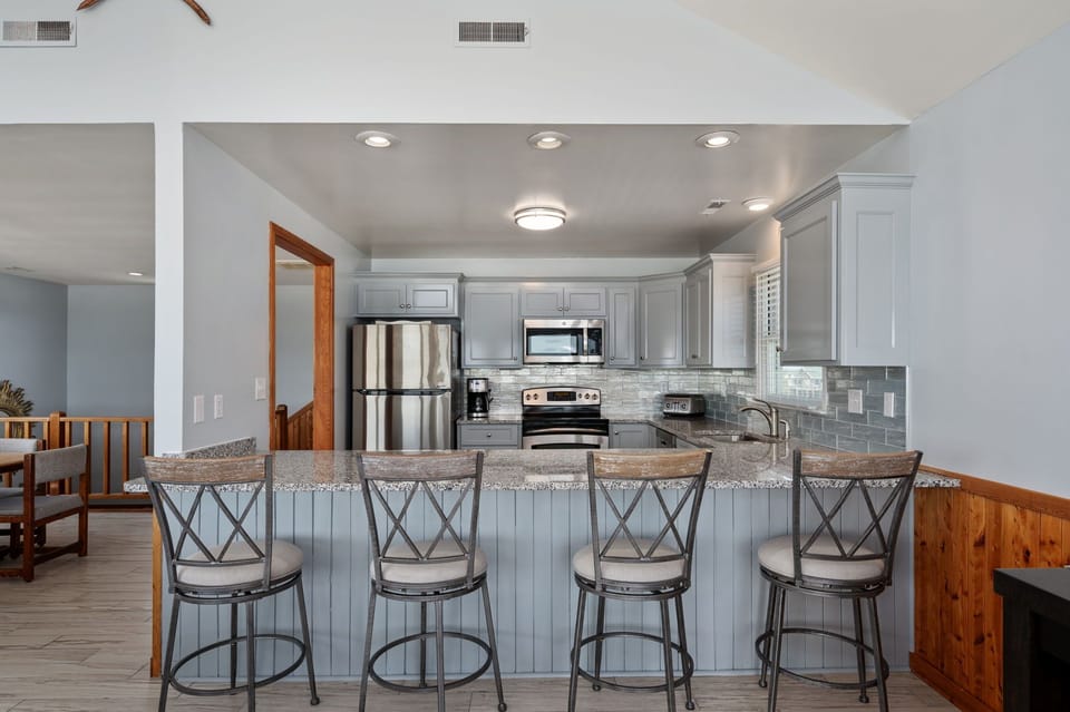 SNH249: SeaAira | TL Kitchen Area - Island Seating for 4