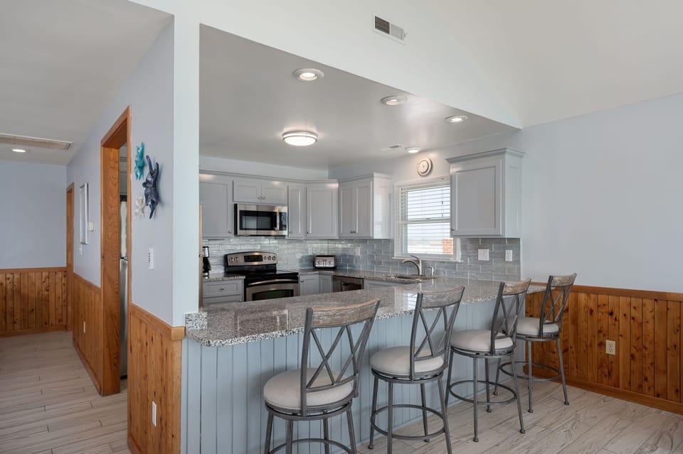 SNH249: SeaAira | TL Kitchen Area - Island Seating for 4
