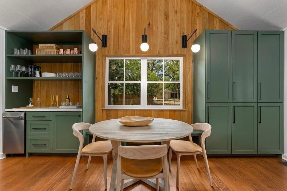 dinging + bar area.