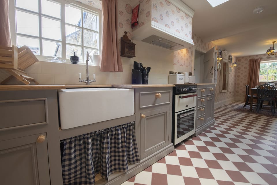 Beau Repaire, Yorkshire: Well-equipped kitchen with butlers sink