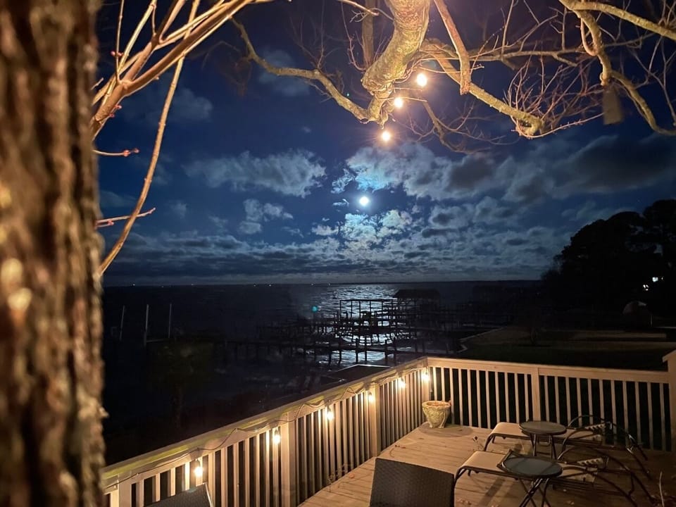 Moonlit constellation! Waterfront beauty, day or night!