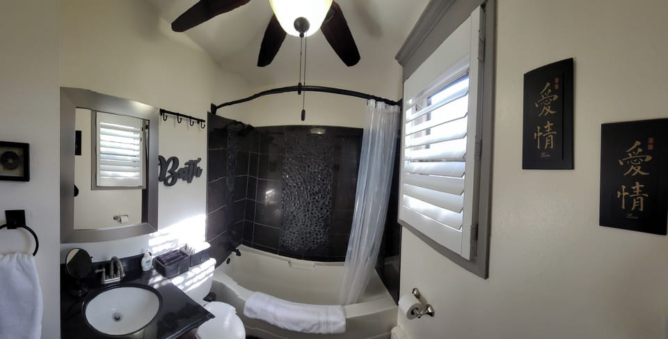 Main House
1st fl. bathroom
granite & river rock shower