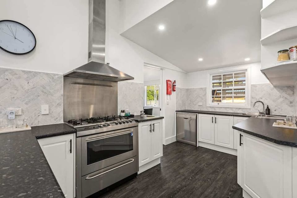 Full Kitchen: Urban 4, Sleek kitchen