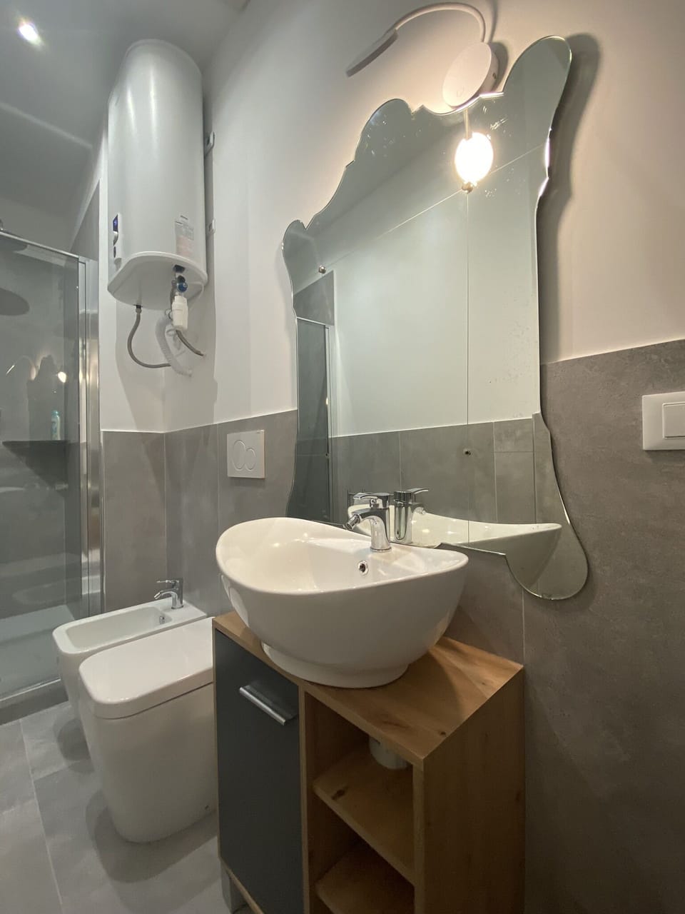 Family Apartment | Bathroom | Shower, hair dryer, bidet, towels