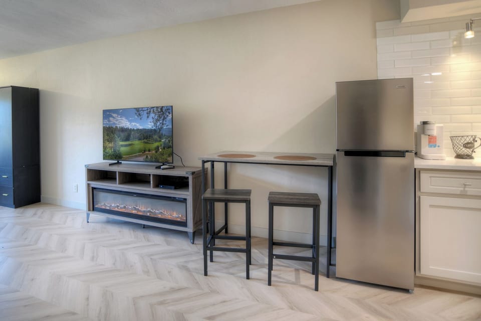 Dining Area, Smart TV