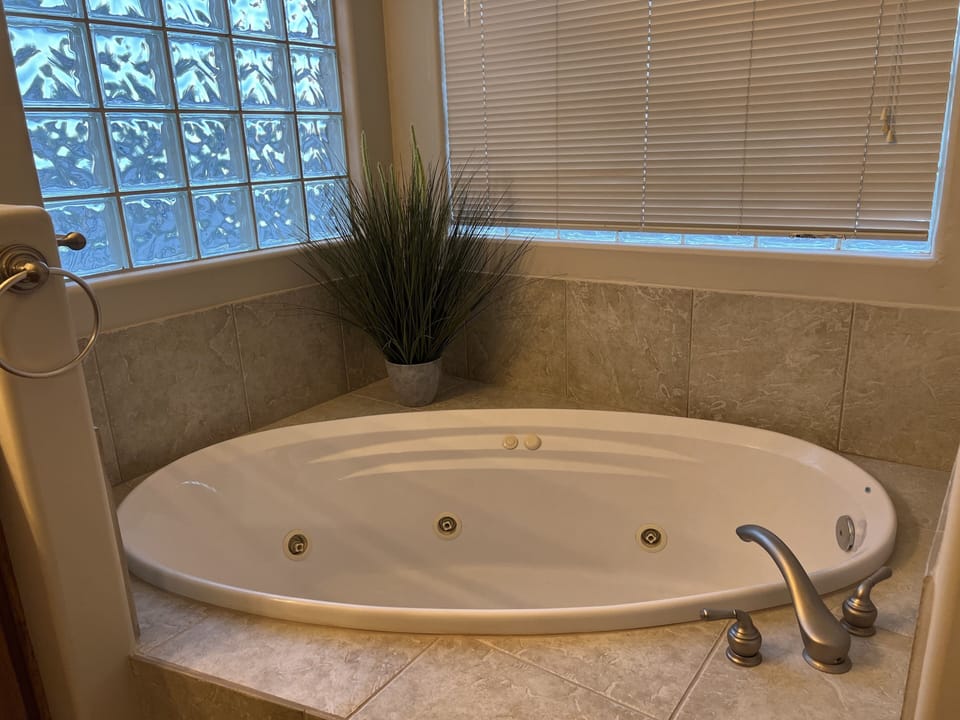 Jetted soaking tub