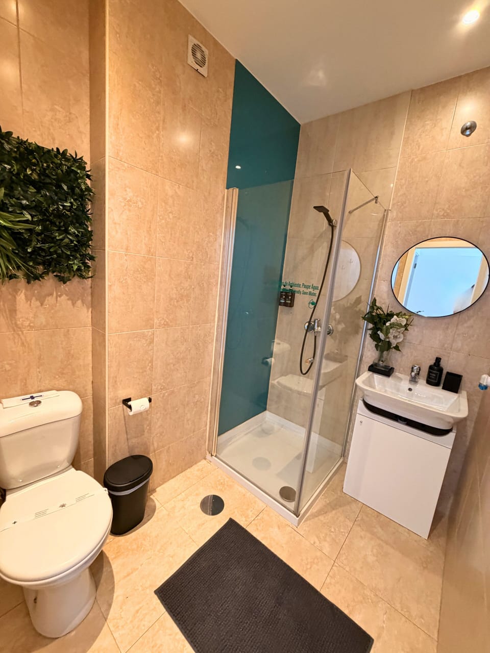 Ave Balcony Room | Bathroom | Shower, hair dryer, towels, soap