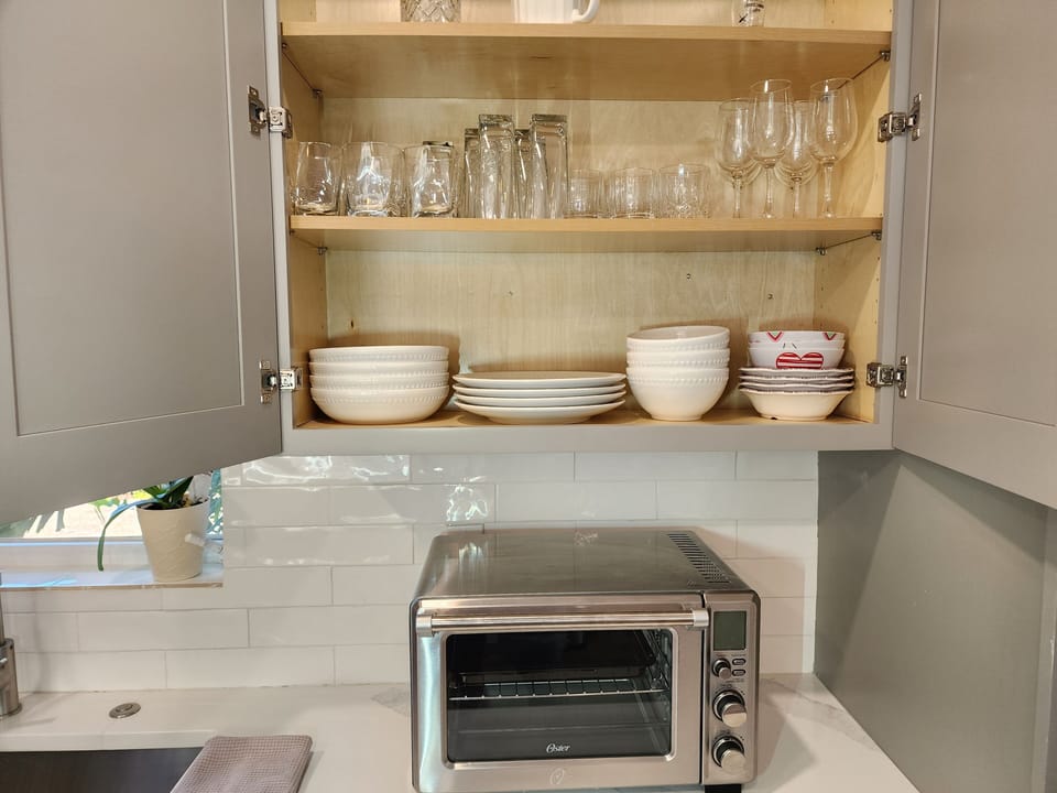 Stocked kitchen with toaster oven.  New York style bagel places nearby.