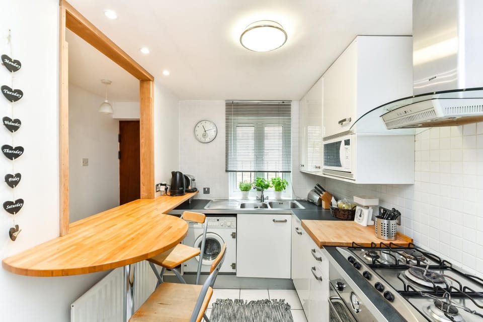 Apartment (4 Bedrooms) | Private kitchen | Fridge, microwave, oven, dining tables