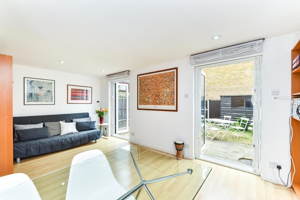 Apartment (4 Bedrooms) | Living area