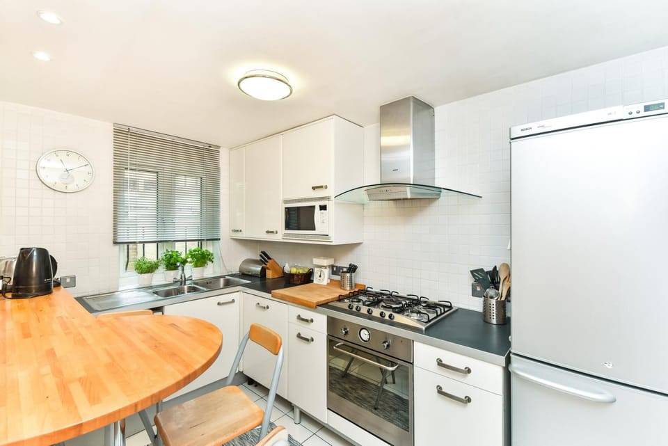 Apartment (4 Bedrooms) | Private kitchen | Fridge, microwave, oven, dining tables