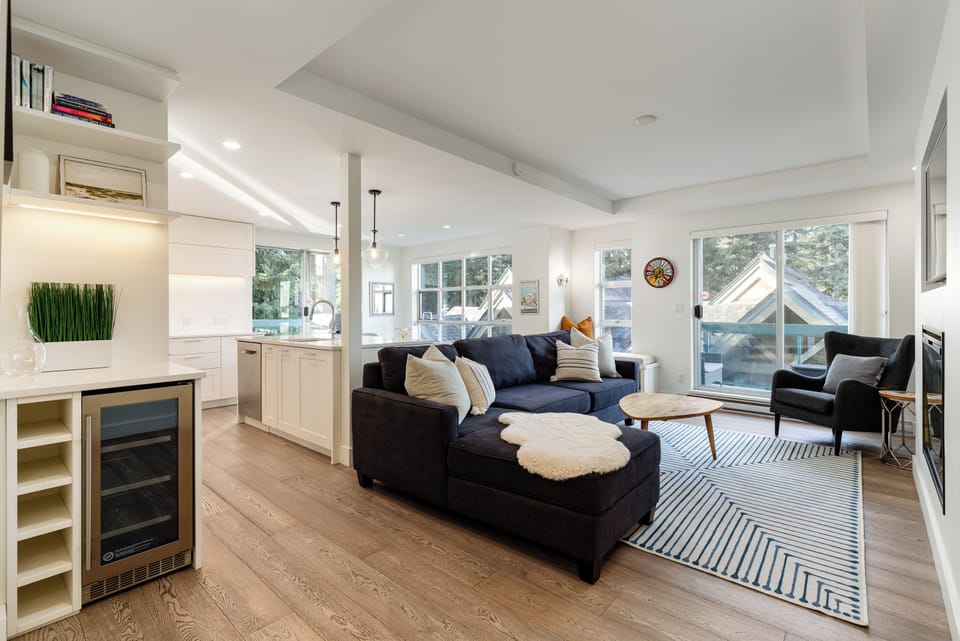 Living Room - Spacious and comfortable couch, cozy fireplace, SmartTV with cable, balcony with seating to enjoy that fresh mountain air