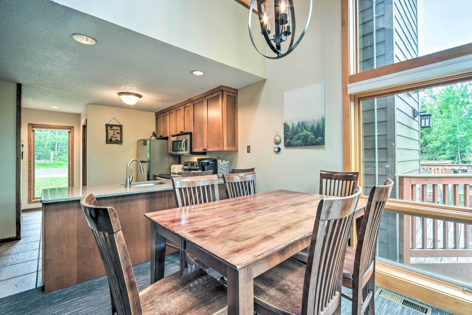 Dining Area | Dishware/Flatware Provided