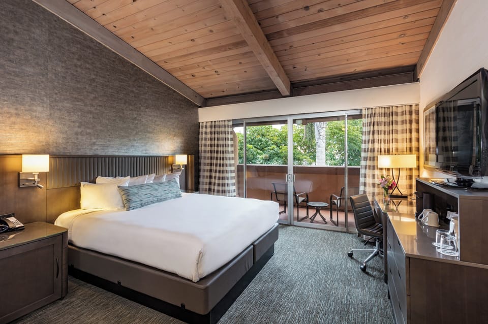 Premier Room, 1 King Bed | Premium bedding, in-room safe, desk, blackout drapes