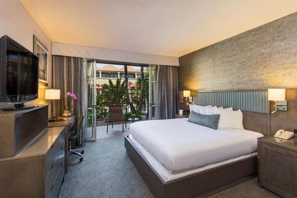 Premium bedding, in-room safe, desk, blackout drapes