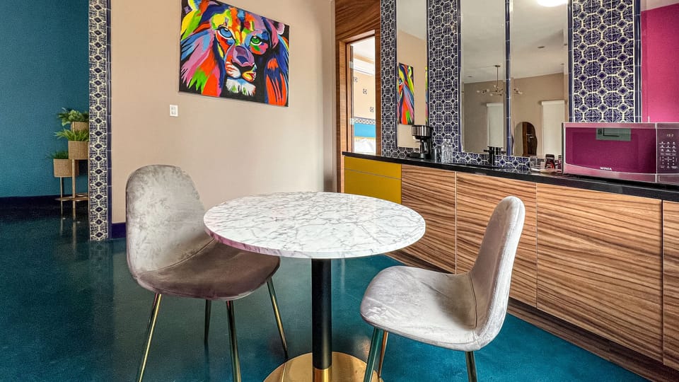 Luxury Studio, 1 Bedroom | In-room dining