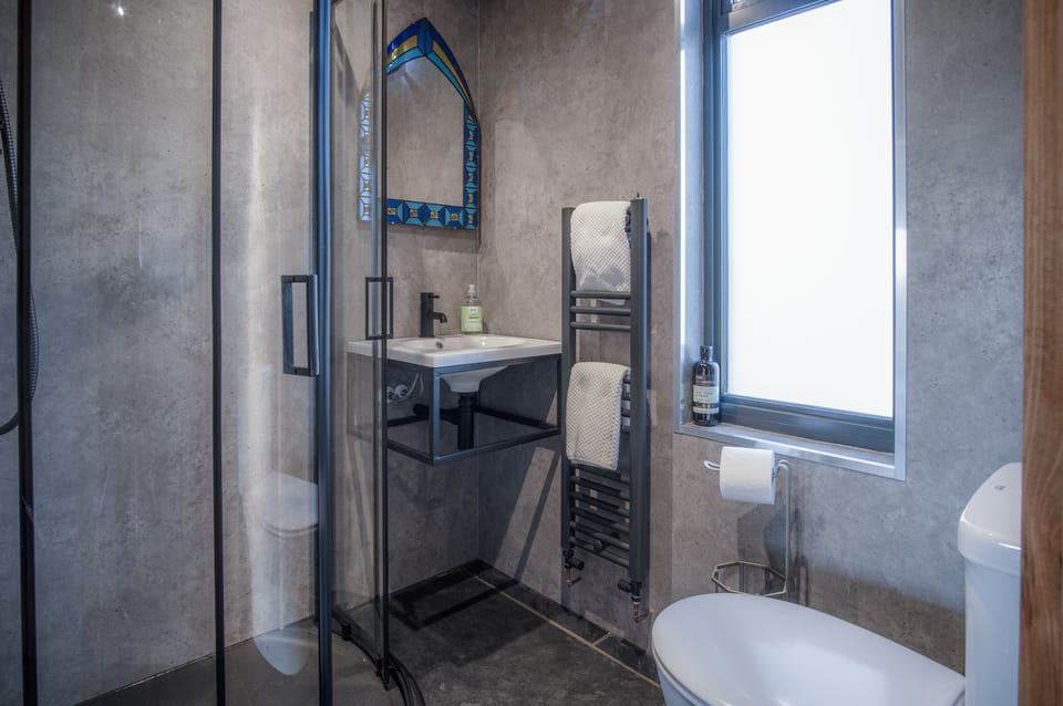 Chalet (1 Bedroom) | Bathroom | Shower, towels