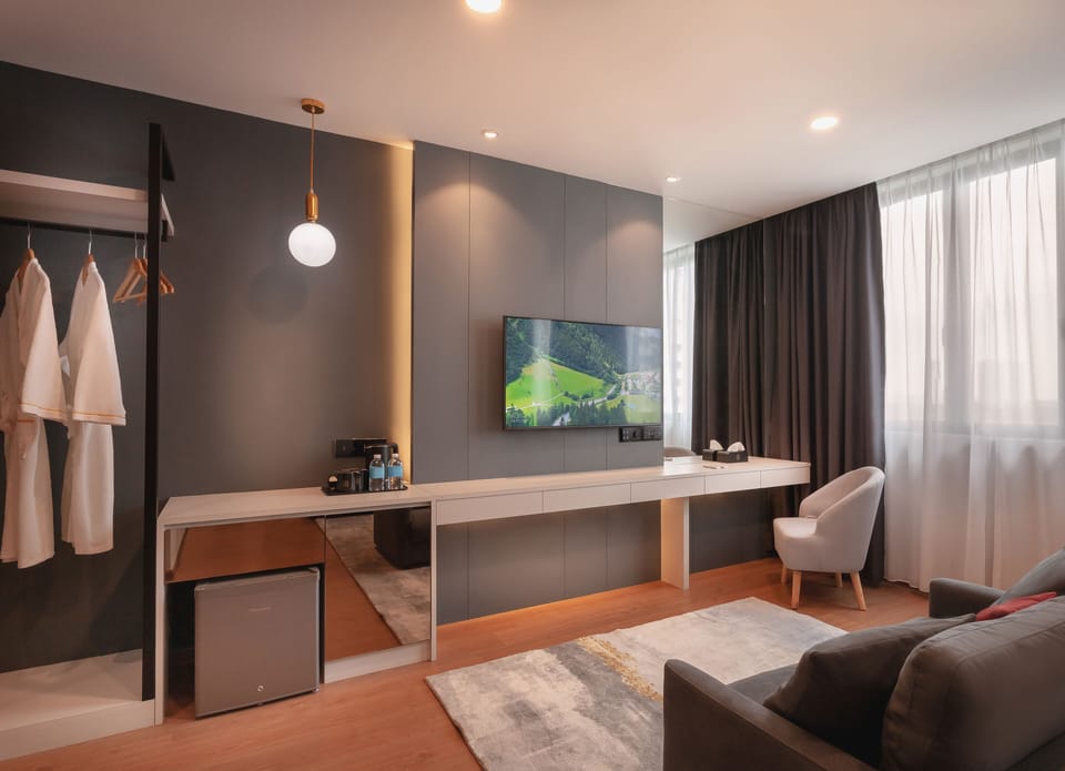 Fullest Suite | In-room safe, blackout drapes, iron/ironing board, free WiFi