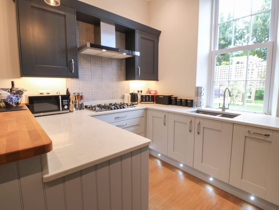 Cottage | Private kitchen | Fridge, electric kettle, toaster, cookware/dishes/utensils