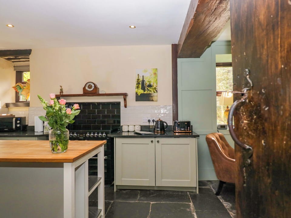 Cottage | Private kitchen | Fridge, dishwasher, electric kettle, toaster
