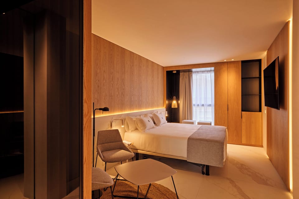 Premium Room | 1 bedroom, in-room safe, desk, soundproofing