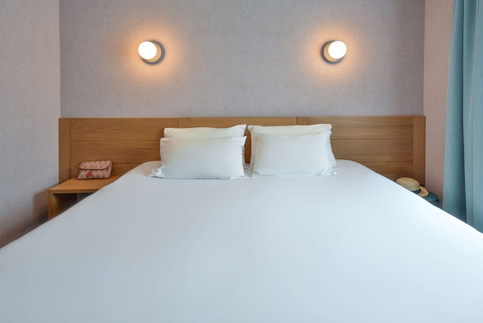 Standard Room, 1 King Bed, Non Smoking | Premium bedding, desk, blackout drapes, soundproofing