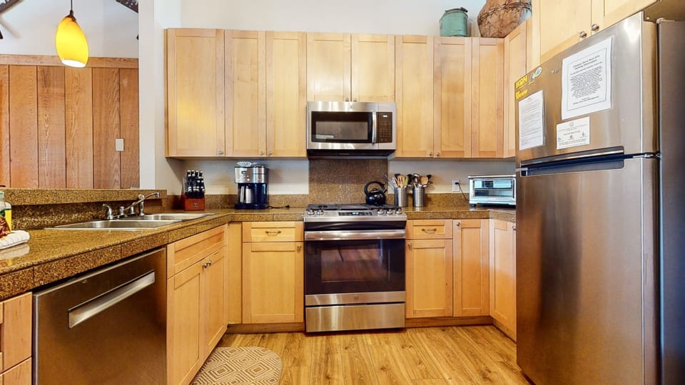 Condo, 4 Bedrooms | Private kitchen | Coffee/tea maker, fridge, oven, toaster