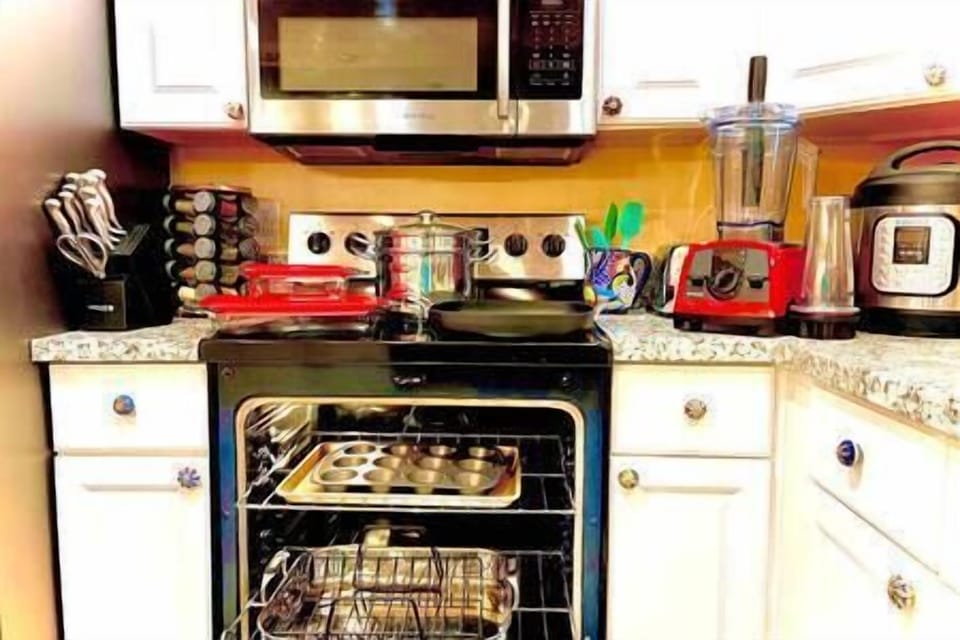 Fully stocked kitchen (1)