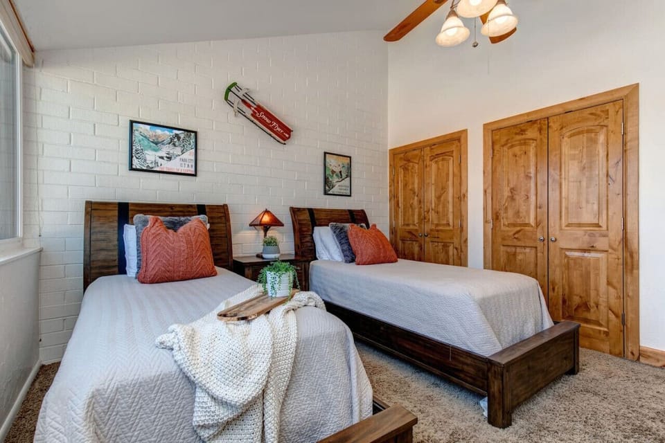 Twin en-suite bedroom- cozy sleeping and plenty of space to store your belongings for a relaxing time in Park City