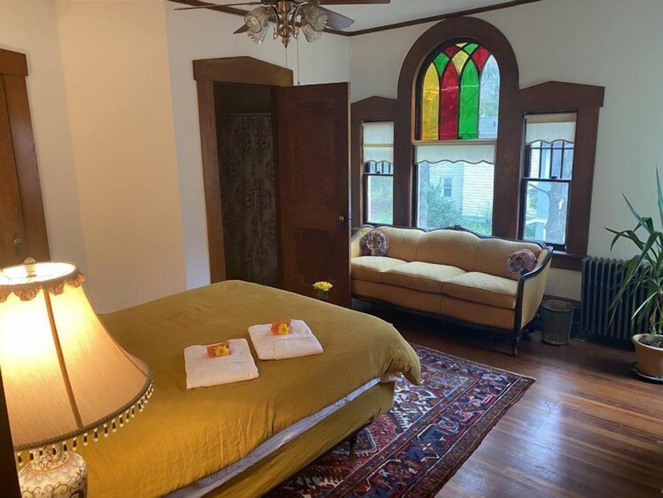 Standard Room, 1 Queen Bed, Non Smoking, Bathtub (The Rumi Room) | Down comforters, individually decorated, individually furnished, desk