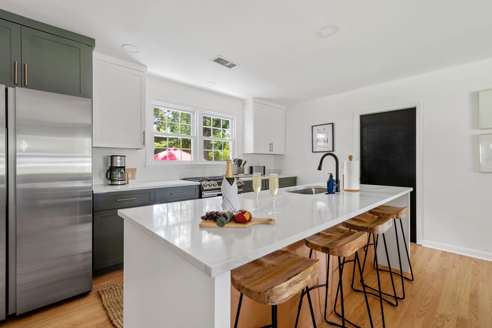 Full Kitchen with Island Seating for 4