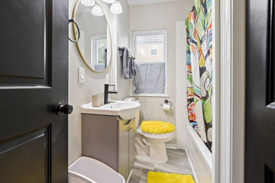 1st floor Full bathroom