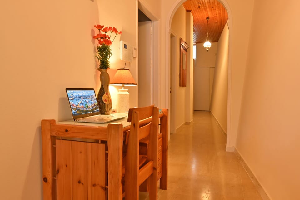 Use our working area for reading or computer use. Free wifi.Laptop not included.