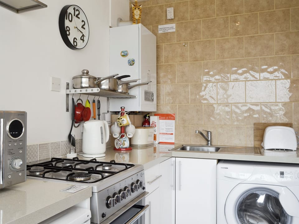 Well-equipped kitchen | Brambles Kip, Freshwater