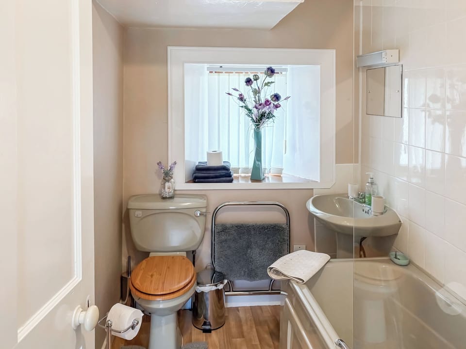 Hillside bathroom with shower over bath | Hillside - Gairloch Cottages - Hillside, Gairloch