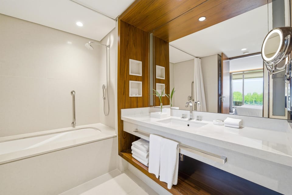Classic Suite, 1 King Bed, Club Lounge Access, Lagoon View | Bathroom | Free toiletries, hair dryer, towels
