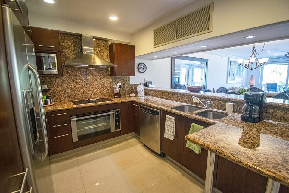 Large Kitchen with Breakfast Bar