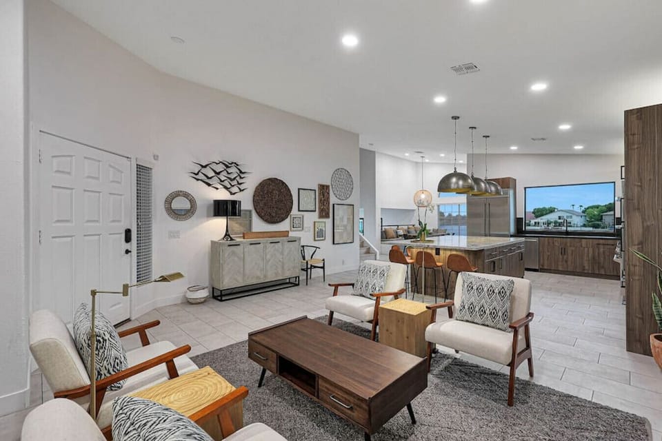 Flooded with natural light, this airy great room boasts mid-century modern furniture and plenty of seating for the whole group.