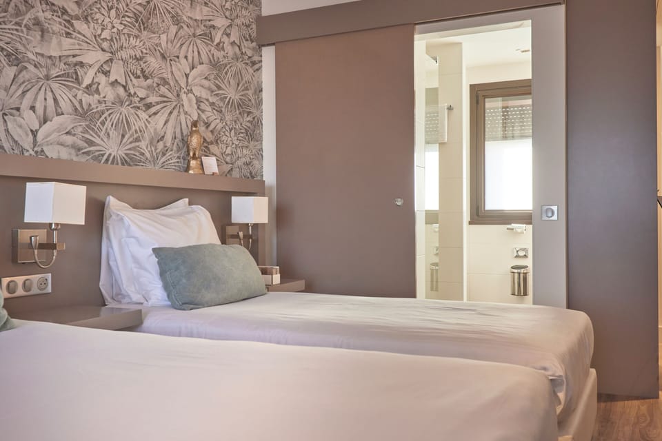 Triple Room | Minibar, in-room safe, desk, free WiFi