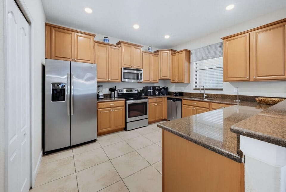 Full kitchen with island & stainless appliances