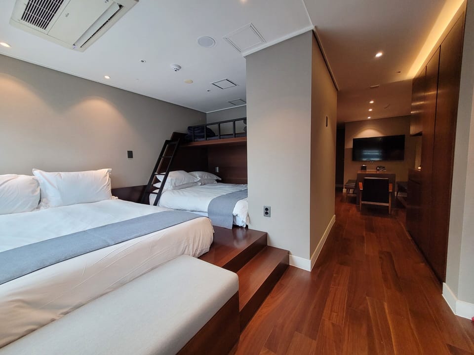 Royal Family Suite | Premium bedding, free minibar, in-room safe, blackout drapes