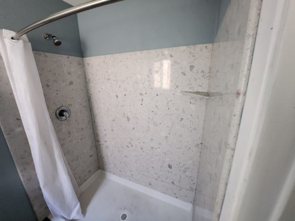 Basic Single Room, 1 King Bed, Smoking, Refrigerator & Microwave | Bathroom | Free toiletries, hair dryer, towels